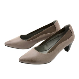 Escarpins gris pour femmes sur un post Deloney 2