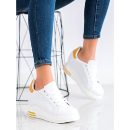 SHELOVET Chaussures de sport sur un coin blanc jaune 1