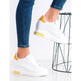 SHELOVET Chaussures de sport sur un coin blanc jaune 2