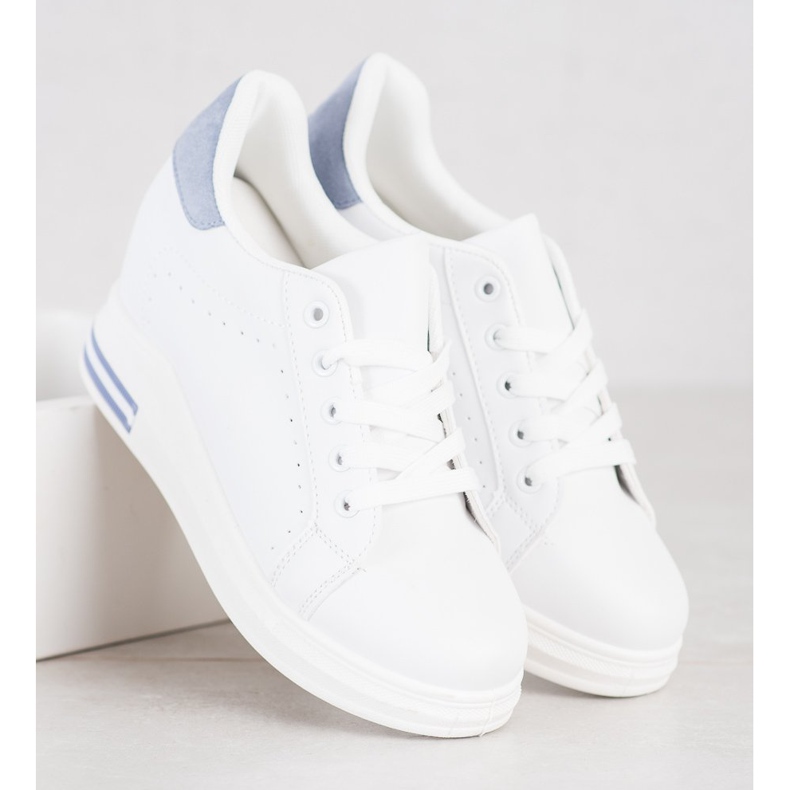 SHELOVET Chaussures de sport sur un coin blanche bleu 1 SHELOVET Chaussures de sport sur un coin blanche bleu 1