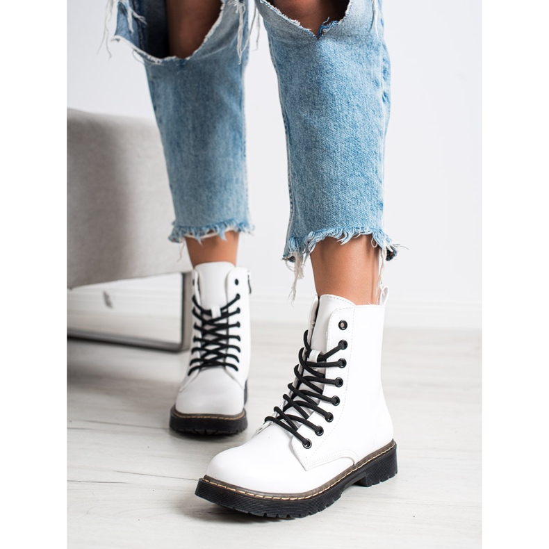 Small Swan Bottes blanches noir 1