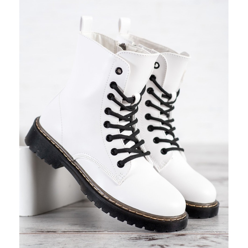 Small Swan Bottes blanches noir 2