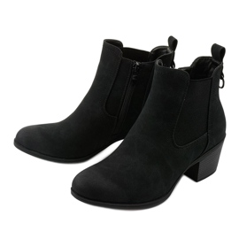 Bottines en daim noir sur un post Tarrenscribe 2