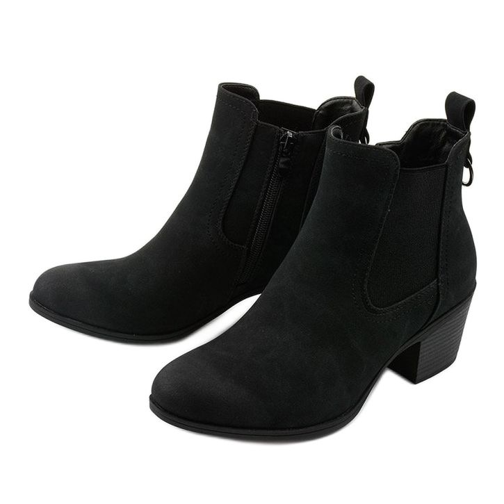 Bottines en daim noir sur un post Tarrenscribe 2