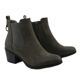 Bottines en daim gris sur le post Tarrenscribe 3