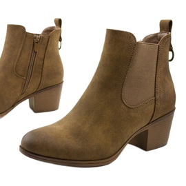 Bottines en daim kaki sur le post Tarrenscribe vert 1