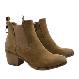 Bottines en daim kaki sur le post Tarrenscribe vert 3