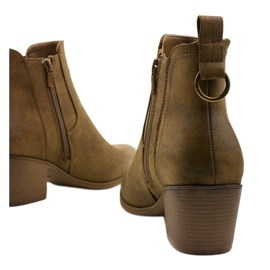 Bottines en daim kaki sur le post Tarrenscribe vert 4