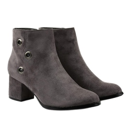 Bottes grises sur le poste d'éco-daim A8163-3 / A 3
