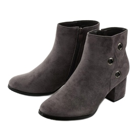 Bottes grises sur le poste d'éco-daim A8163-3 / A 2