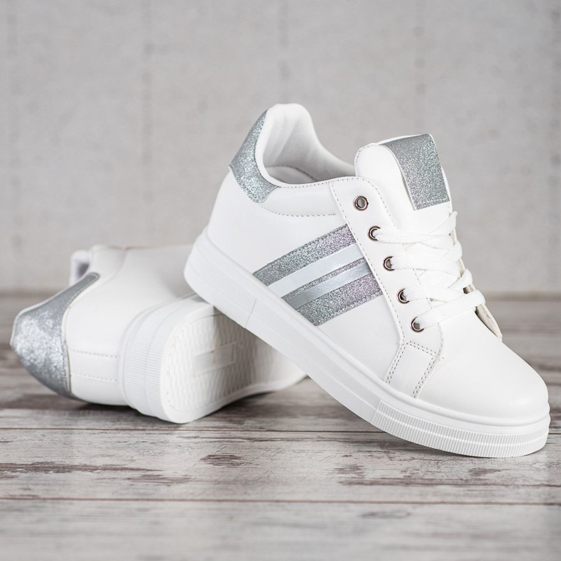 SHELOVET Chaussures de sport sur un coin blanche 1