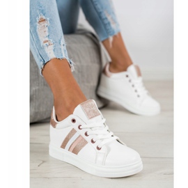 SHELOVET Chaussures de sport sur un coin blanc 1