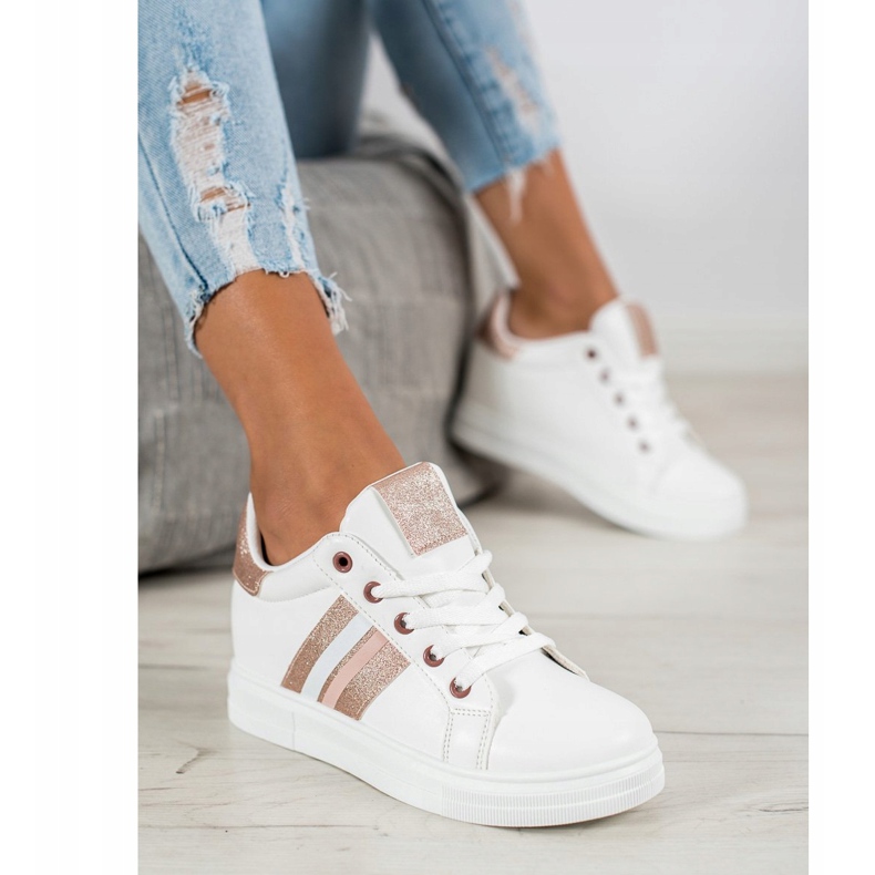 SHELOVET Chaussures de sport sur un coin blanc 1