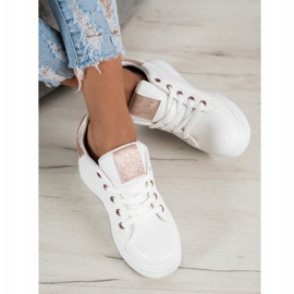 SHELOVET Chaussures de sport sur un coin blanc 2