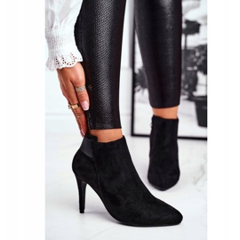 Bottes pour femmes sur un bureau noir à talons hauts le noir 1