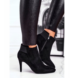 Bottes pour femmes sur un bureau noir à talons hauts le noir 2