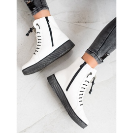 SHELOVET Travailleurs blancs sur la plate-forme 1