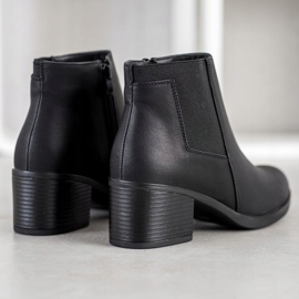 J. Star Bottes sur un poteau le noir 1 J. Star Bottes sur un poteau le noir 1