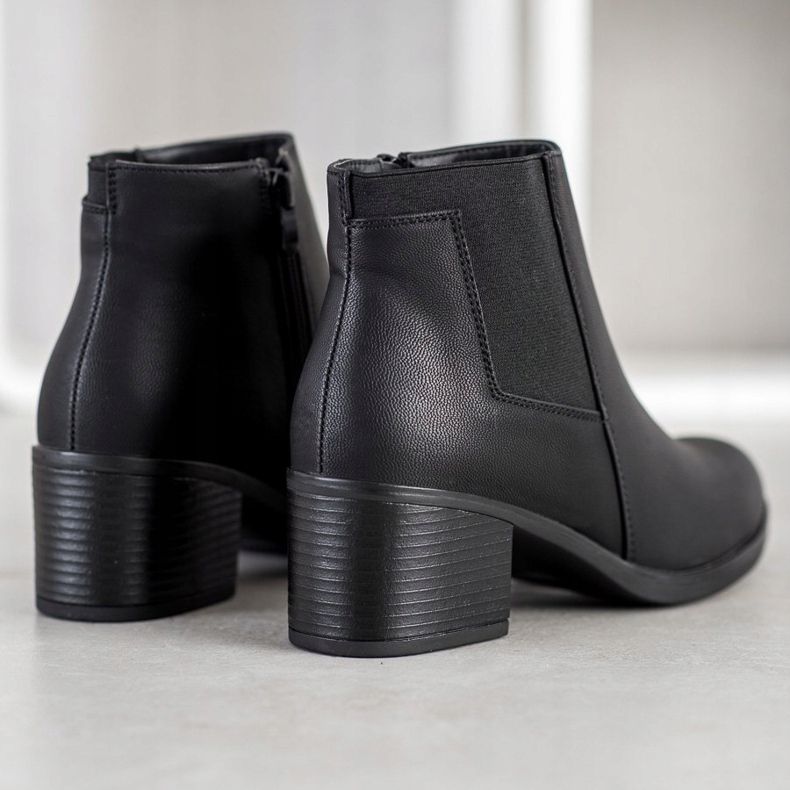 J. Star Bottes sur un poteau le noir 1 J. Star Bottes sur un poteau le noir 1