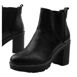 Bottines noires sur le poteau Melidor le noir 1