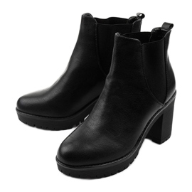 Bottines noires sur le poteau Melidor 2
