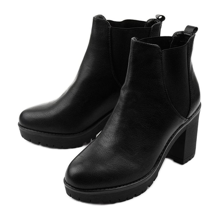 Bottines noires sur le poteau Melidor 2
