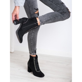 SHELOVET chaussons attachés sur un poteau noir 1