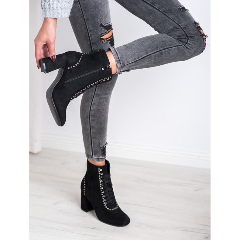 SHELOVET chaussons attachés sur un poteau noir 1