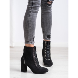 SHELOVET chaussons attachés sur un poteau noir 2