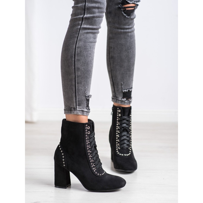 SHELOVET chaussons attachés sur un poteau noir 2