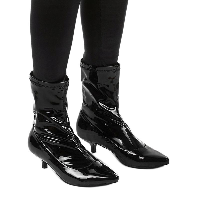 Talons laqués noirs avec une chaussette Ragemour 1