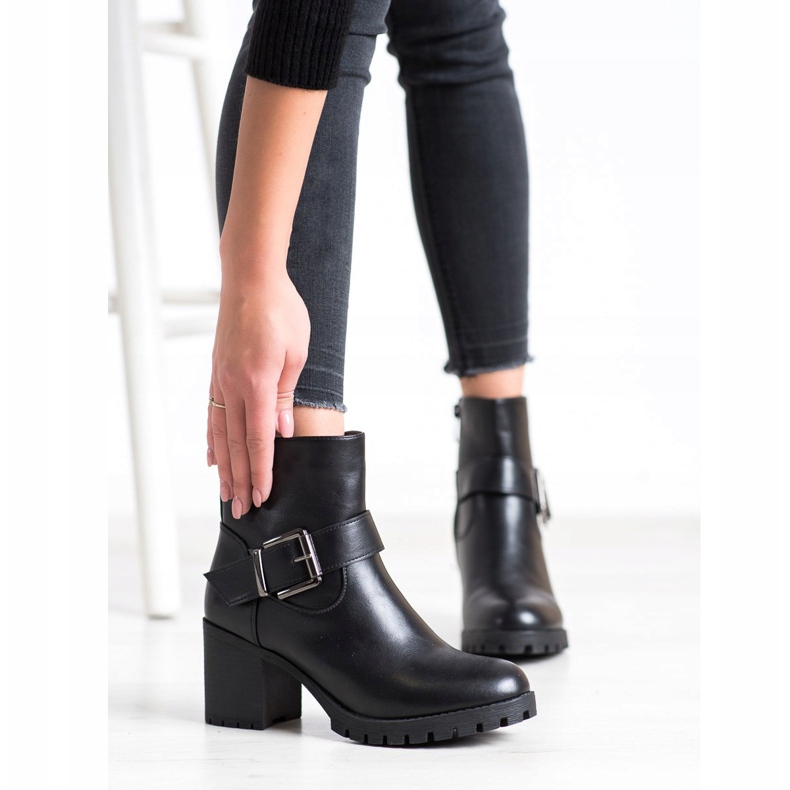 SDS Travailleurs élégants sur un bar le noir 2