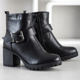 SDS Travailleurs élégants sur un bar noir 1