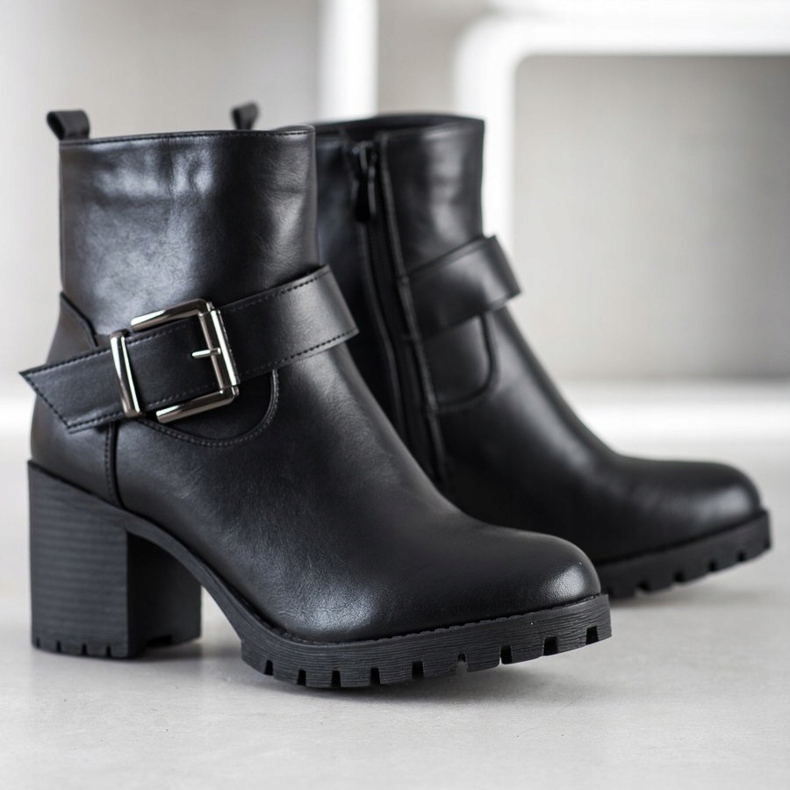 SDS Travailleurs élégants sur un bar le noir 1