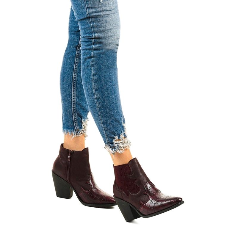 Bottes marron sur le poste de bottes de cowboy Harriet rouge 1 Bottes marron sur le poste de bottes de cowboy Harriet rouge 1