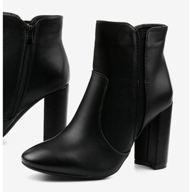 Bottes en éco-cuir noir sur le post Wondermist le noir 1 Bottes en éco-cuir noir sur le post Wondermist le noir 1