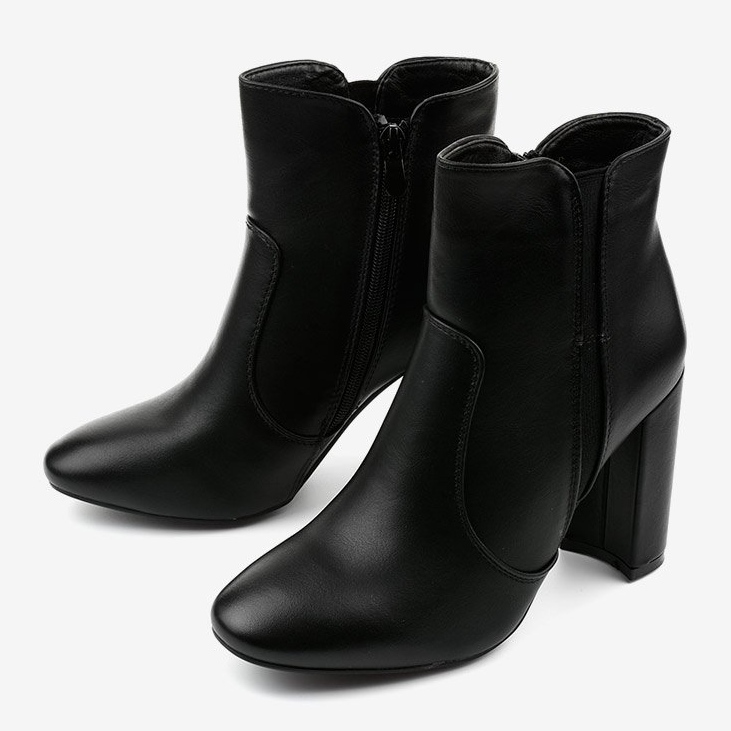 Bottes en éco-cuir noir sur le post Wondermist 2