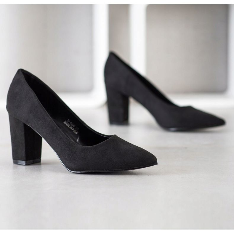 Renda Escarpins noirs sur un pilier le noir 1