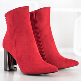 Janessa Bottes à la mode en Spitz rouge 1
