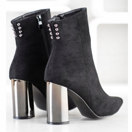 Janessa Bottes à la mode en Spitz le noir 3