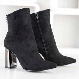 Janessa Bottes à la mode en Spitz le noir 4