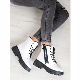 SHELOVET Ouvriers de la mode isolés blanc 2