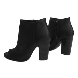 Sarah Black Open Boots sur un poteau noir 1