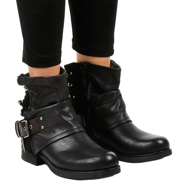 Bottines plates femme noires à clous M207 1
