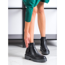 J. Star Bottes noires sur la plate-forme 1
