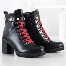 Ideal Shoes Des bottes de rock sur le poteau noir 1