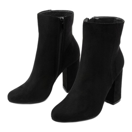 Bottines en daim noir sur le poteau Wenonah 2