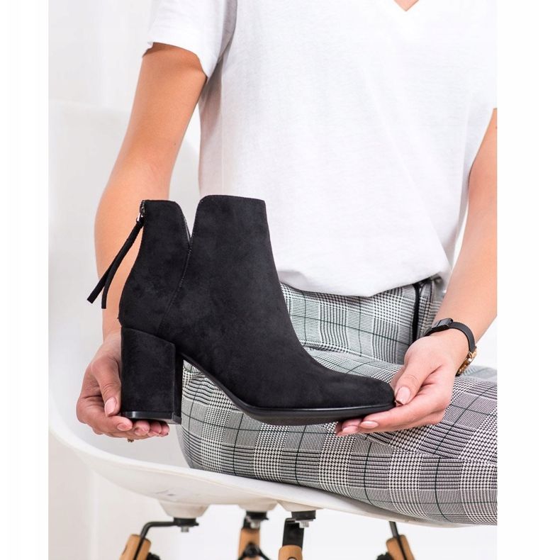 Queentina Bottes à la mode sur le poste le noir 2