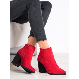 Super Me Chaussons rouges sur un poste large 1