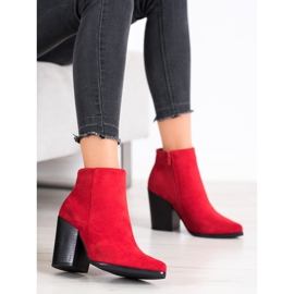 Super Me Chaussons rouges sur un poste large 3